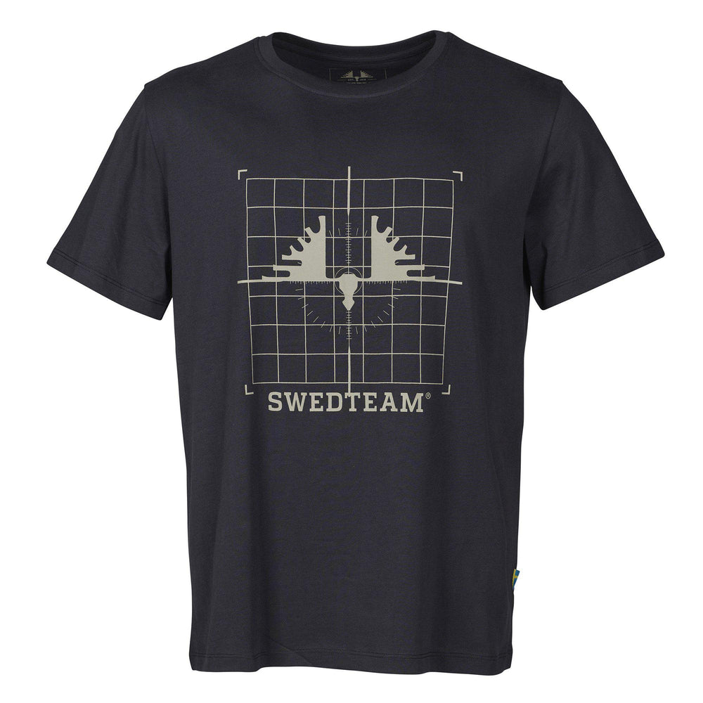 Svart t-shirt med Swedteam-tryck sedd framifrån.