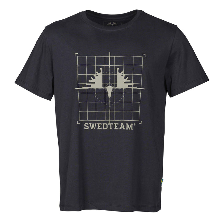 Svart t-shirt med Swedteam-tryck sedd framifrån.